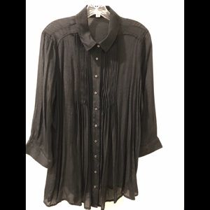 Light weight blouse with 3/4 sleeve.